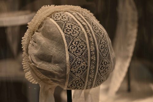 Exposition sur les coiffes du Poitou, château de Javarzay