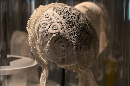 Exposition sur les coiffes du Poitou, château de Javarzay
