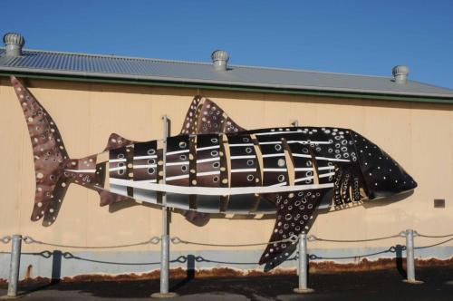 Sculpture sur le batiment de la coopérative des pêcheurs de Apollo Bay