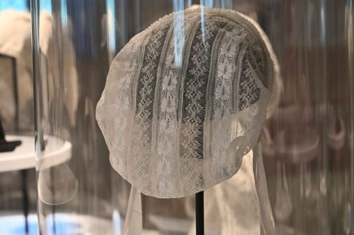 Exposition sur les coiffes du Poitou, château de Javarzay