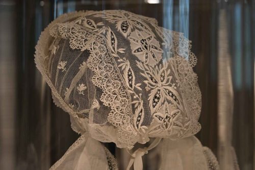 Exposition sur les coiffes du Poitou, château de Javarzay