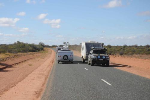 Beaucoup de caravanes sur la route - les vacances scolaires d'hiver ont commencées en Australie 