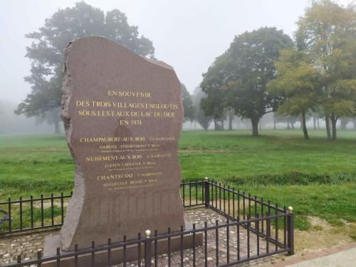 La création du lac en 1974 fait disparaitre 3 villages