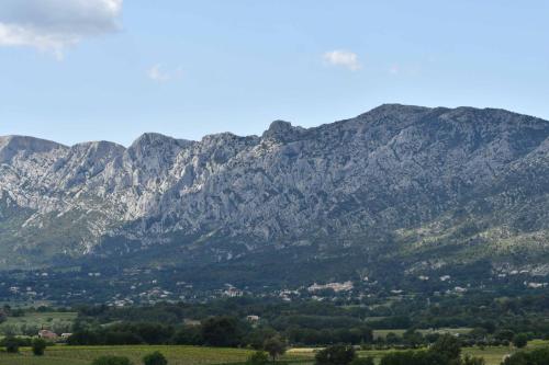 Puyloubier au pied de la Sainte-Victoire, depuis Pourrières