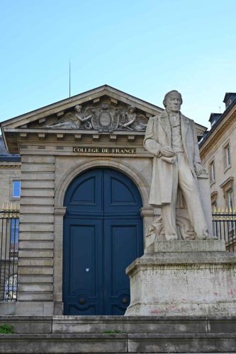 Collège de France et statue de -Claude Bernard (1813-1878 fondateur de la médecine expérimentale)