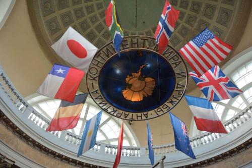 Drapeaux des nations présentent en Antarctique
