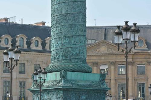 Colonne Vendôme érigée sur ordre de Napoléon Ier de 1806 à 1810 pour commémorer la bataille d'Austerlitz, puis détruite lors de la Commune de Paris en 1871, avant d'être reconstruite sous sa forme actuelle