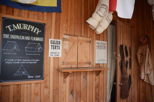 Vendeur de tentes et drapeaux