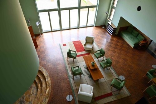 Hall-salon, 7m sous plafond, vu depuis le premier étage