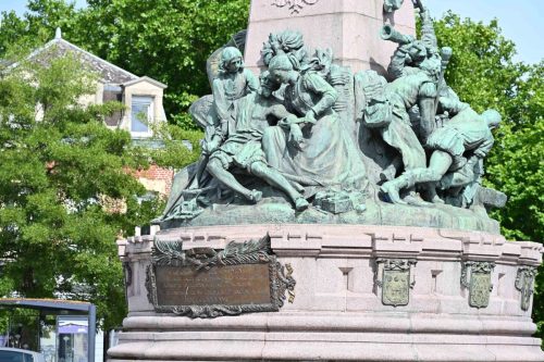 Monument à la gloire des citoyens morts au siège de 1557 - St Quentin (Aisne)