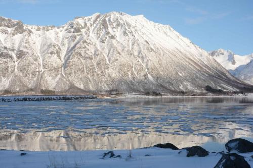 Randonnée au bord d'un fjord près de Laukvik