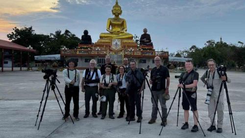 Le groupe sous le regard de Bouddha