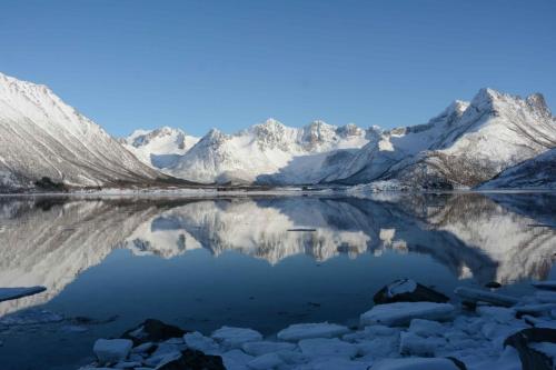 Randonnée au bord d'un fjord près de Laukvik