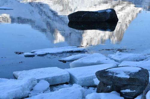 Randonnée au bord d'un fjord près de Laukvik
