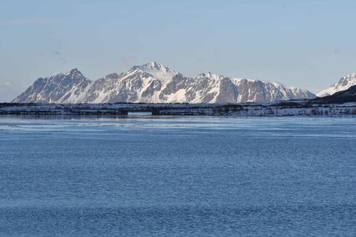Randonnée au bord d'un fjord près de Laukvik