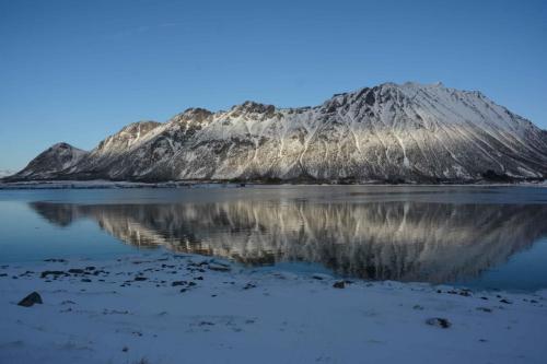 Randonnée au bord d'un fjord près de Laukvik