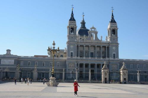 Cathédrale Notre-Dame de la Almudena. Sa construction entreprise à la fin du XIXème siècle s'acheva en 1993, date de sa consécration par le pape Jean-Paul II. 