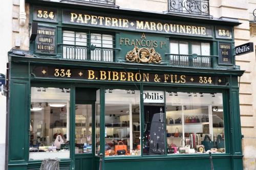 Rue Saint Honoré, maroquinerie Biberon & Fils 
