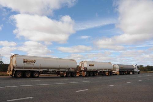 Train de la route avec 3 remorques