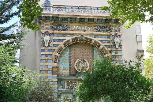 Portique monumental Jules-Coutan                                 Square Félix-Desruelles