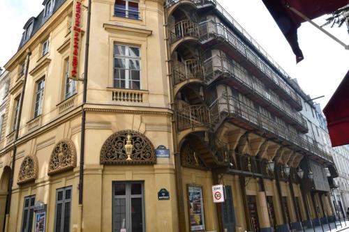 Théâtre du Palais-Royal (Architectes : Victor Louis (1786), Louis Regnier de Guerchy (1830), Paul Sédille (1880) /  Inauguration 1637, 1770 après 1re incendie et reconstruction, 1784 après 2e incendie et reconstruction)