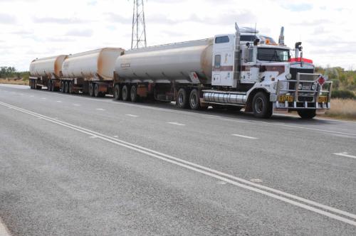 Train de la route avec 3 remorques