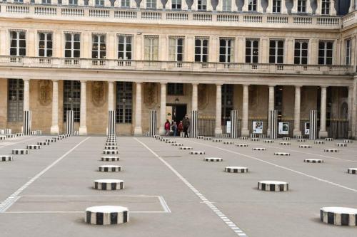 Colonnes de Buren (1986), Ministère de la Culture, Palais-Royal
