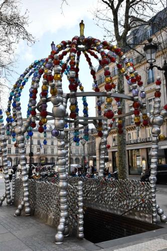 Métro Palais-Royal (création de Jean-Michel Othoniel 1996)