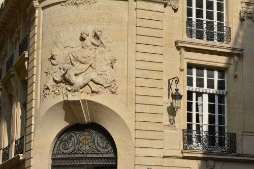 Rue des Bons Enfants, rue Montesquieu