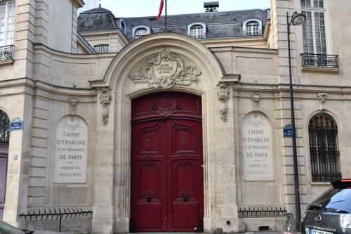 Caisse d'Epargne de Paris (1844) s'installe à l'hôtel Thoinard (1639) rue du Coq Héron