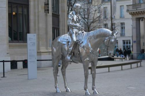 Sculpture "Horse and Rider" de Charles Ray devant la bourse de commerce (Pinault collection), rue de Viarmes