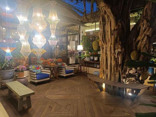 Restaurant de deux soirs près de Petchaburi