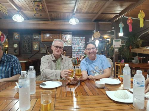 Nous fêtons le voyage avec une bière Singha