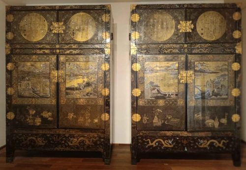 Chine – Paire d’armoires à deux corps – Dynastie Qing (1644-1911) règne de Kangxi (1662-1722) - Bois laqué, or, incrustations et poudre de nacre