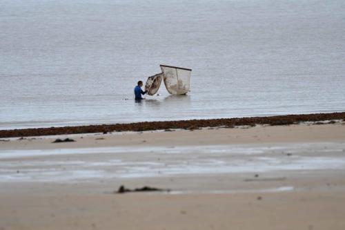 Pêcheurs de loisirs plage de Barbâtre