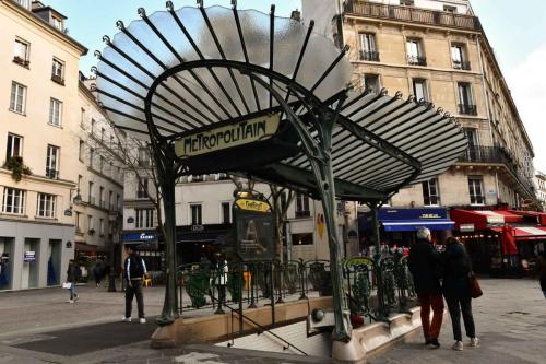 Métro Chatelet, place Sainte-Opportune