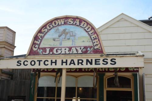 Fabricant de harnais, selles