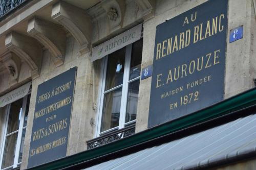 Maison Aurouze (extermination des nuisibles depuis 1872), rue des Halles