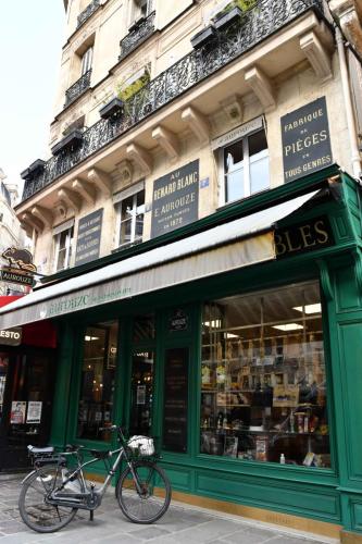 Maison Aurouze (extermination des nuisibles depuis 1872), rue des Halles