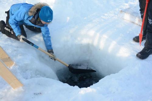 Trou dans le lac pour que les personnes sortant du sauna puissent se refroidir