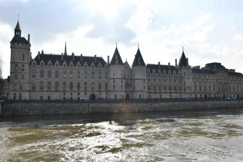 Conciergerie (XIIIème siècle) depuis le quai de la Mégisserie