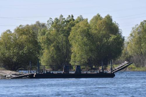 Bac pour traverser le canal