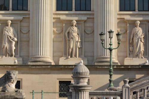 Palais de Justice (construction de cette facade 1854), rue de Harlay