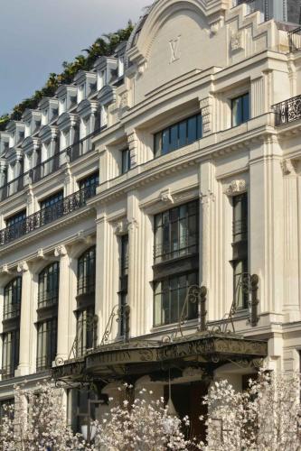 Louis Vuitton Dream (2022), rue du Pont Neuf