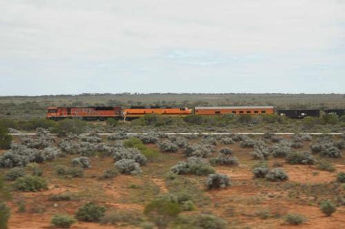 La voie de chemin de fer est parallèle à la route