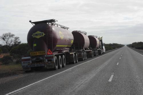 Train de la route en panne - sur les 530 km entre Port Augusta et Coober Pedy, nous avons traversé 2 villages composés principalement d'une station service qui fait resto routier et épicerie !! 