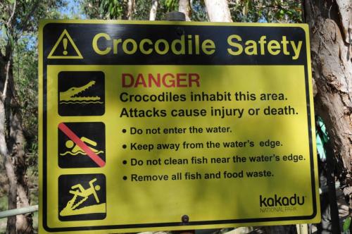 Danger: des crocodiles vivent dans cet endroit. Les attaques peuvent causer des blessures ou la mort. Ne pas entrer dans l'eau. Ne pas s'approcher du bord. Ne pas nettoyer les poissons au bord de l'eau. Récupérer tous les déchets. 
