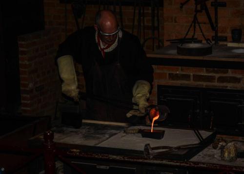 Démonstration de fonte d'or et fabrication d'un lingot