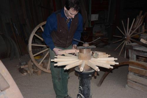 Démonstration de fabrique d'une roue en utilisant les machines développées pendant la révolution industrielle de la deuxième moitié du 19ème siècle 