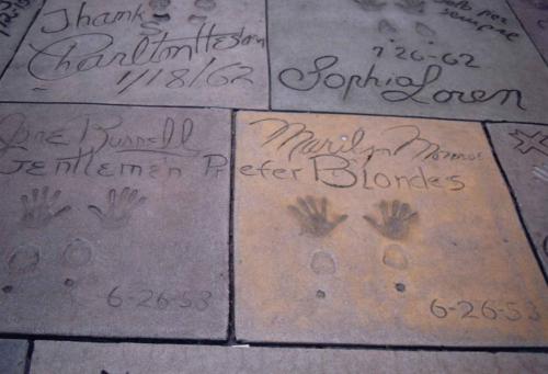 Jane Russell et Marilyn Monroe à l'occasion de la sortie du film Les hommes préfèrent les blondes